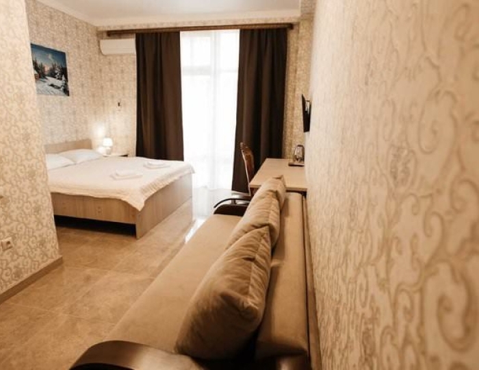 Семейный 3-местный с балконом (вид во двор) - Отель «Империя» Гагра