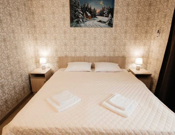 Семейный 3-местный с балконом (вид во двор) - Отель «Империя» Гагра