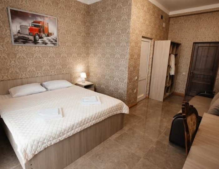 Семейный 3-местный с балконом (вид во двор) - Отель «Империя» Гагра