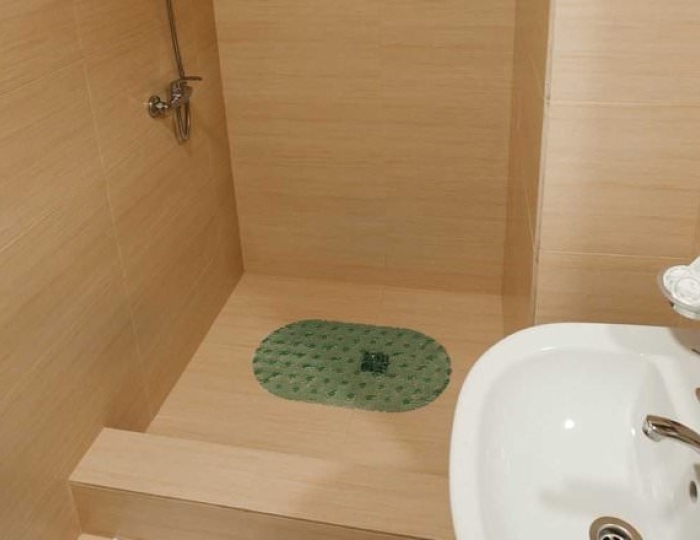 Семейный 3-местный с балконом (вид во двор) - Отель «Империя» Гагра